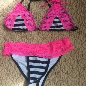 Scrunched booty bikini 👙